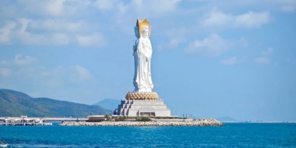 Nanshan Cultural Tourist Area，sanya,china, tourist spots in high season.jpg
